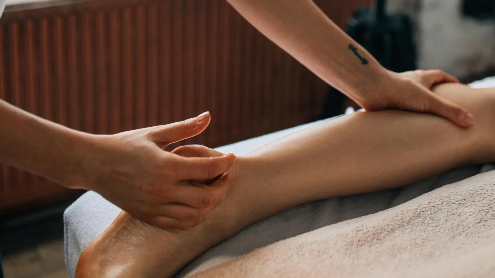 Séance de drainage lymphatique — massage doux des jambes en ambiance spa