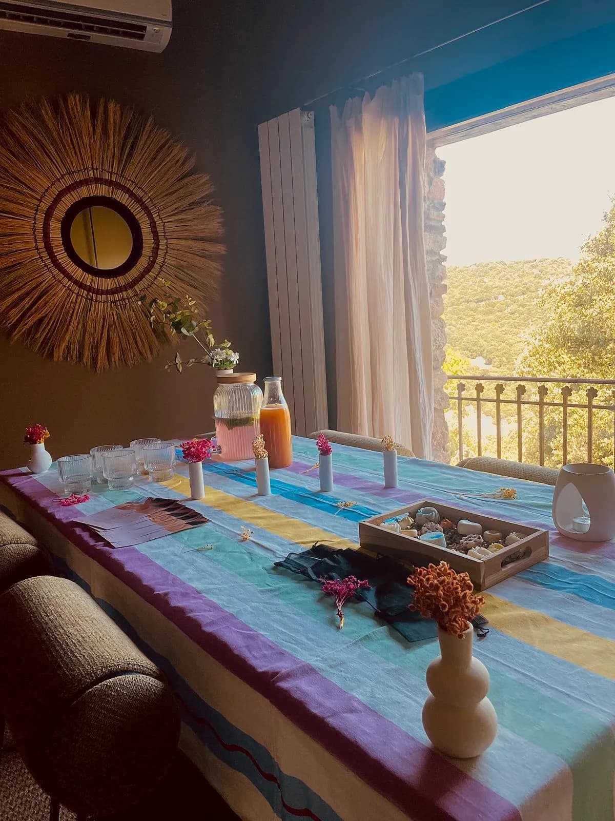 Table de l'Escale Sensorielle — bar à thé, citronnade maison, fleurs séchées et plateau de fondants parfumés
