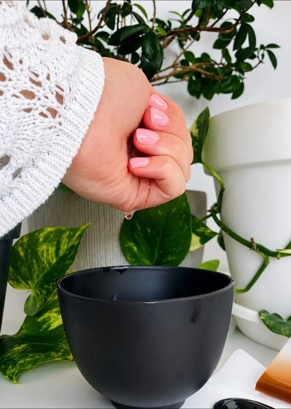 L'huile tiède du massage ayurvédique, préparée avant la séance