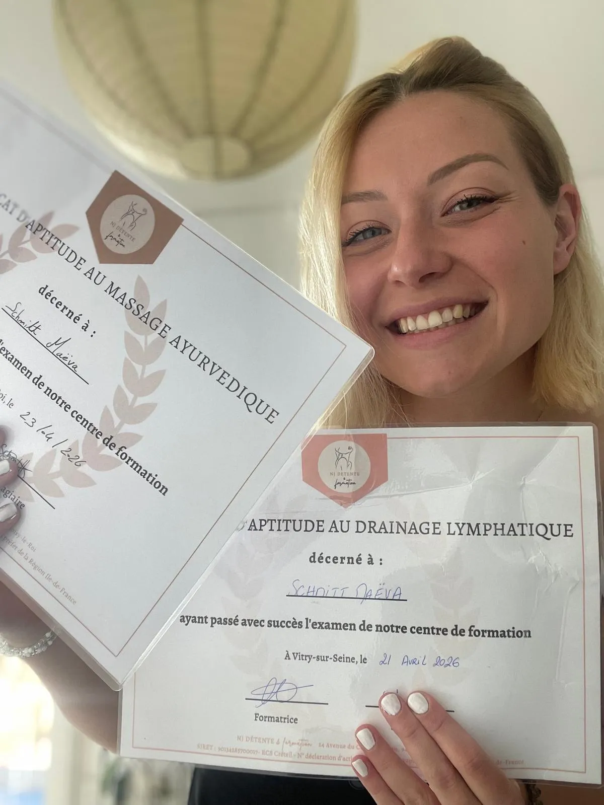 Maeva présente ses certificats d'aptitude au drainage lymphatique et au massage ayurvédique